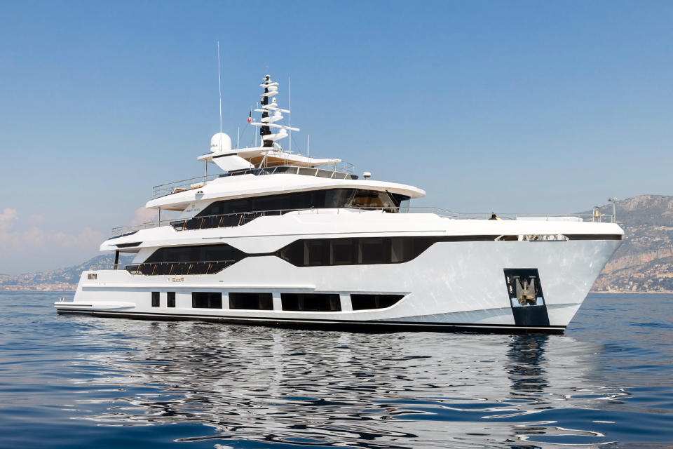 Majesty yachts 120