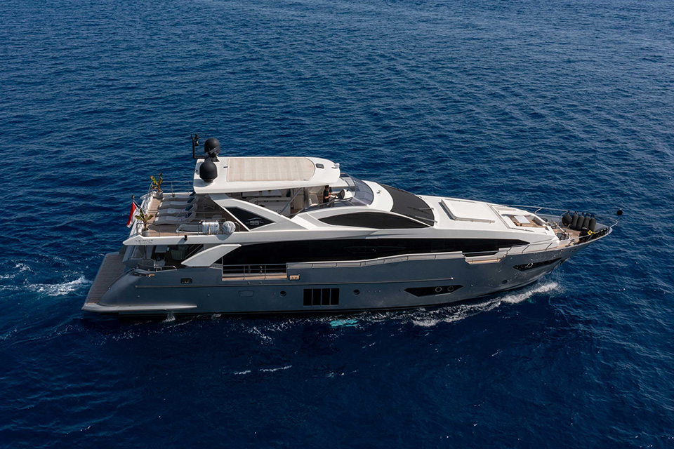 Azimut 95 charter