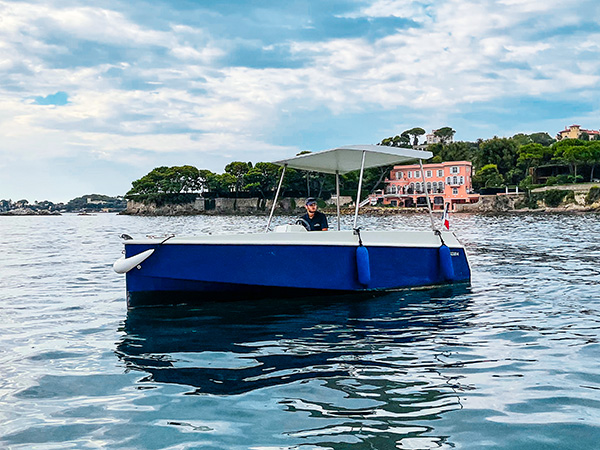 Blue electric boat without licence