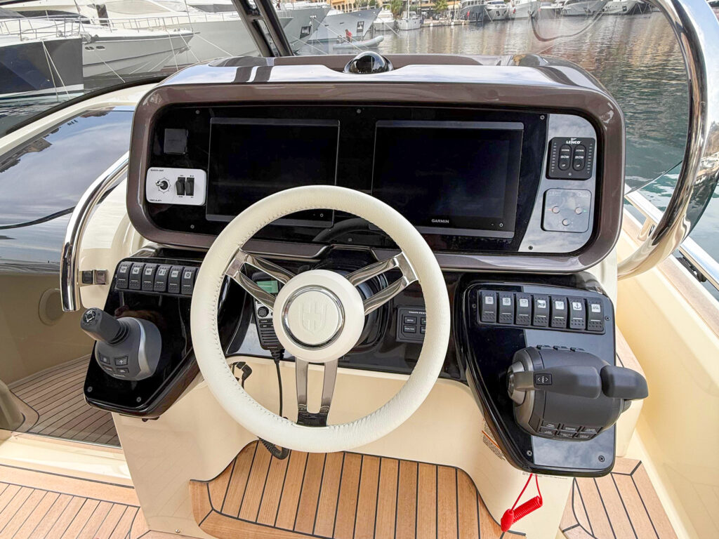Invictus Yacht GT320 Wild Bronze — photo 11