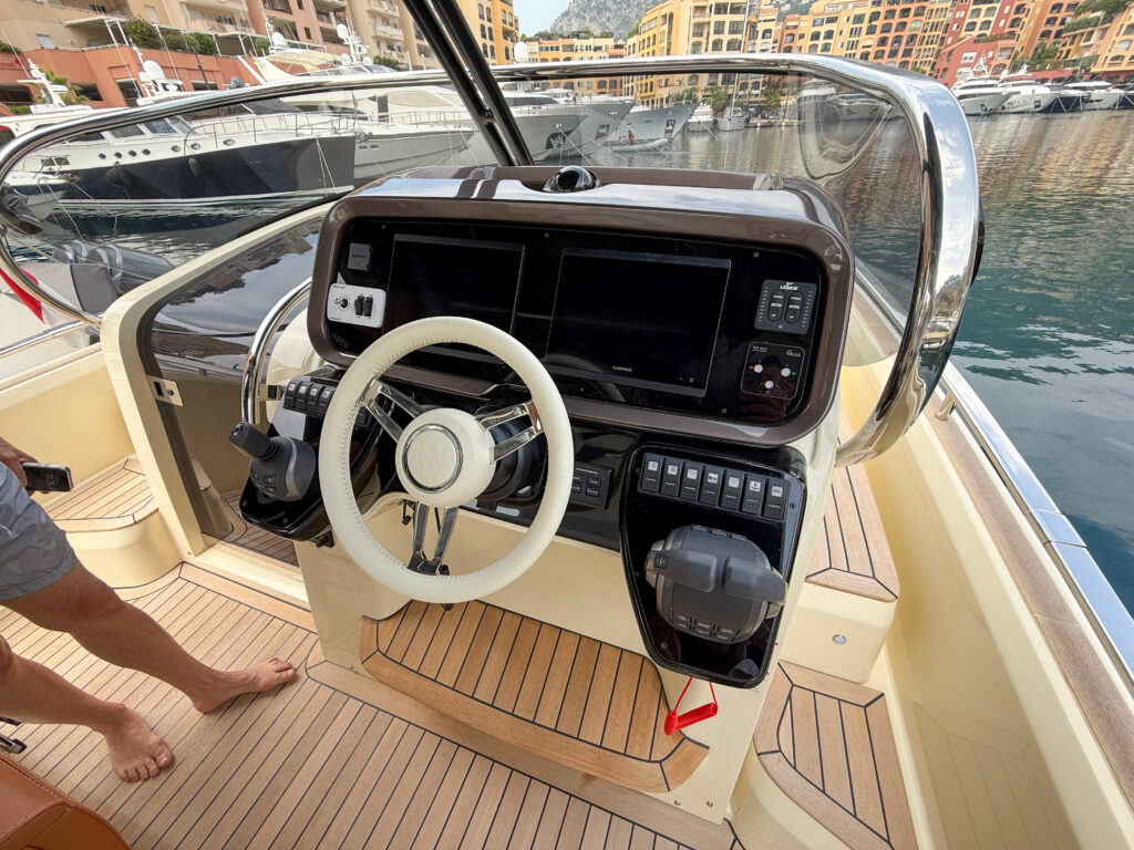 Invictus Yacht GT320 Wild Bronze — photo 12