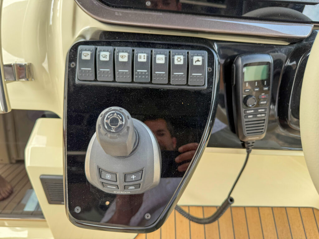Invictus Yacht GT320 Wild Bronze — photo 13