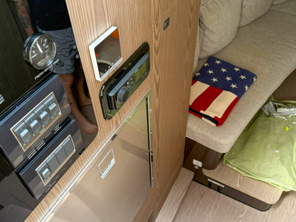 Invictus Yacht GT320 Wild Bronze — photo 26