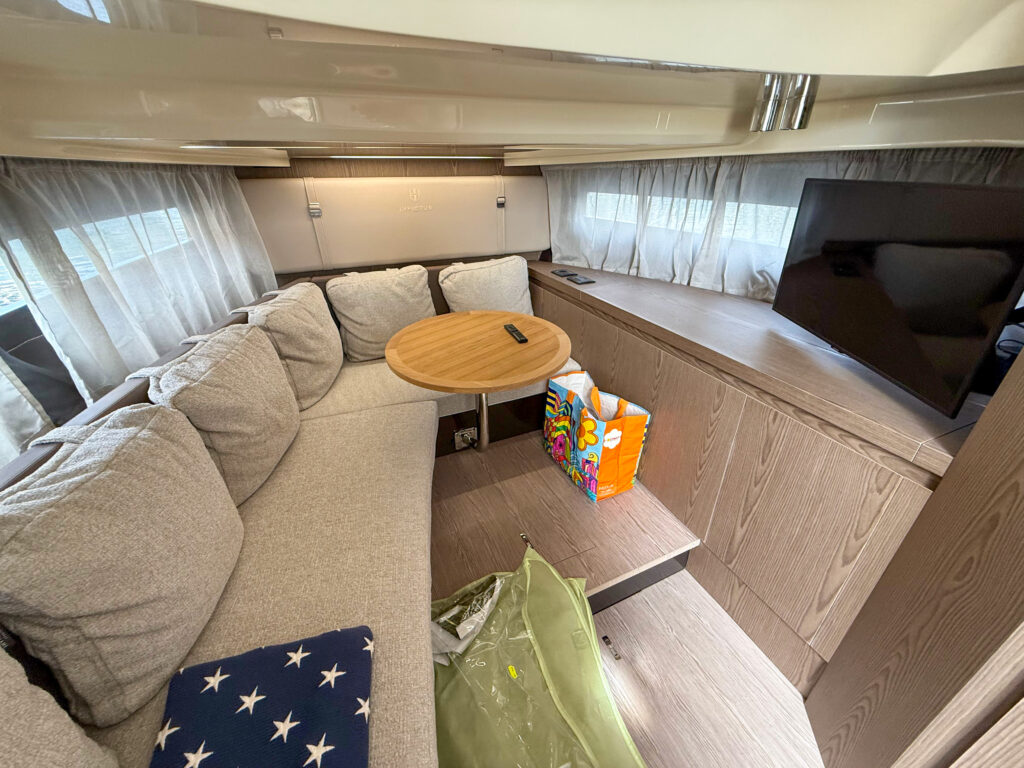 Invictus Yacht GT320 Wild Bronze — photo 21
