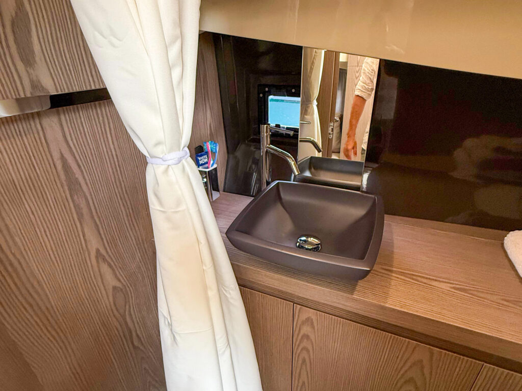 Invictus Yacht GT320 Wild Bronze — photo 24
