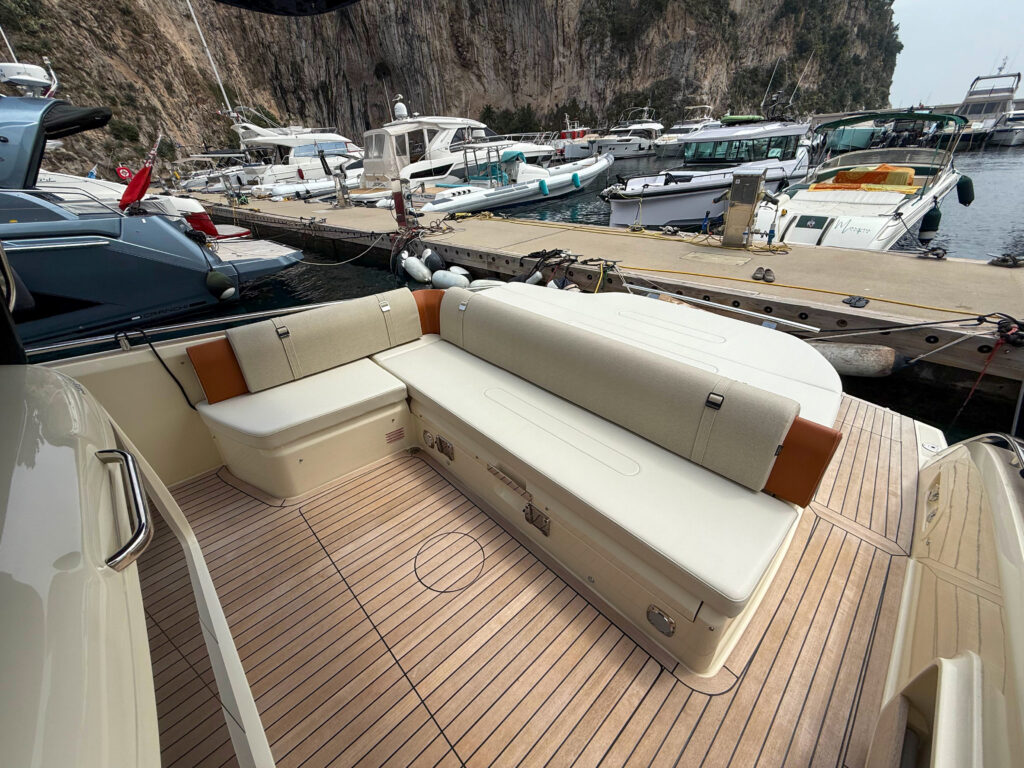 Invictus Yacht GT320 Wild Bronze — photo 9