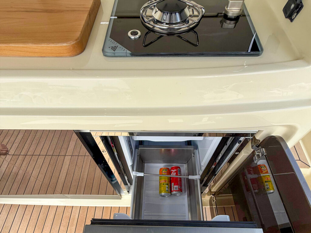 Invictus Yacht GT320 Wild Bronze — photo 15