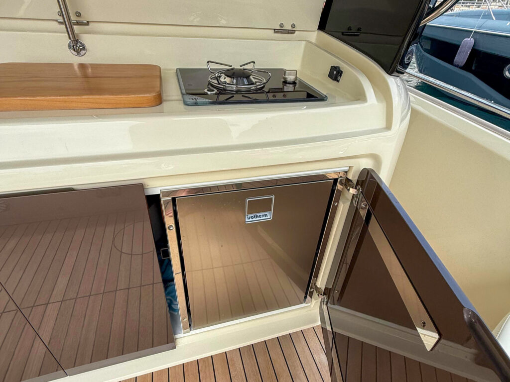 Invictus Yacht GT320 Wild Bronze — photo 14