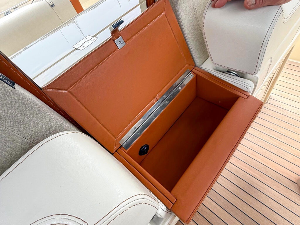 Invictus Yacht GT320 Wild Bronze — photo 17